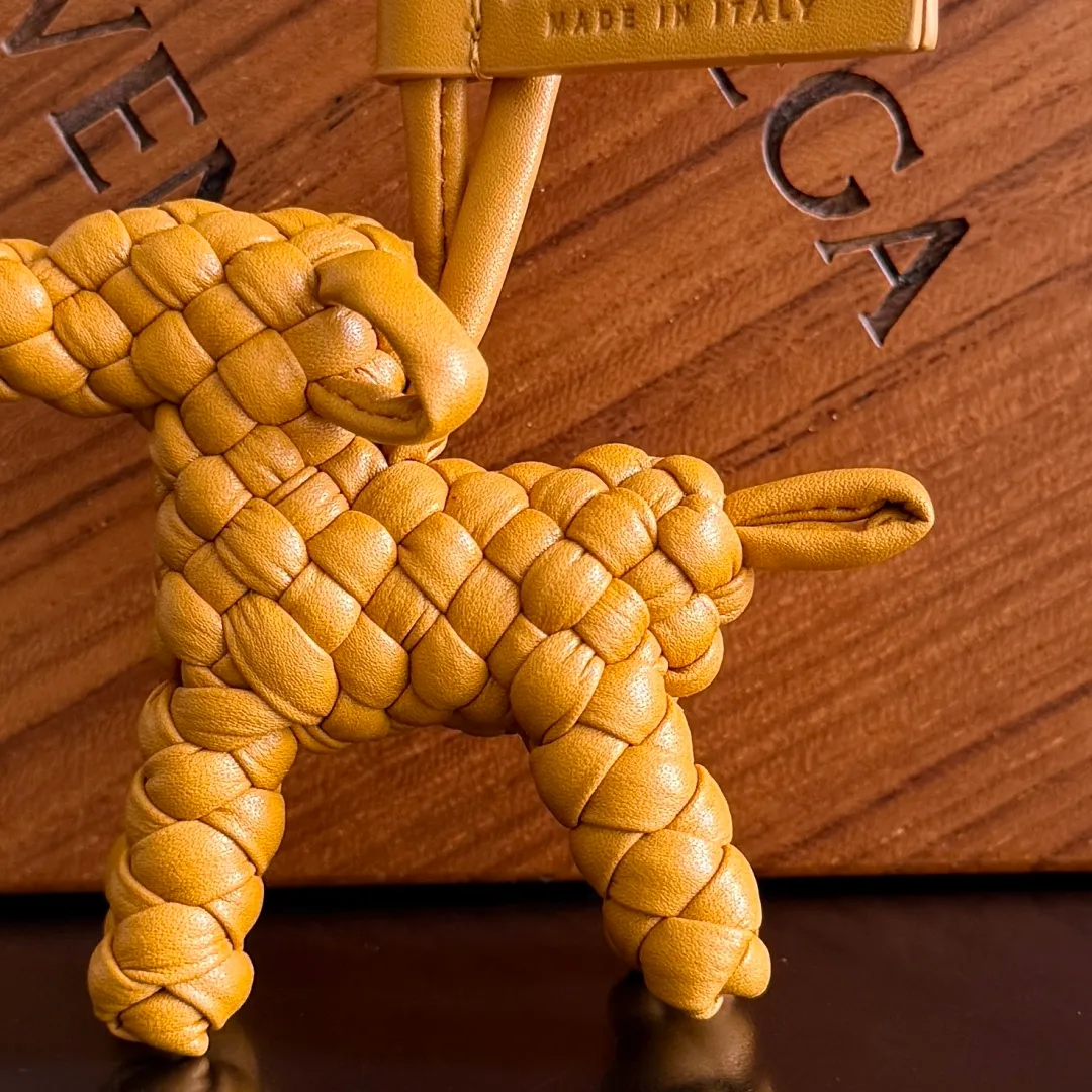 Batch 540 BOTTEGA VENETA2025 new puppy🐕 style pendant Braided puppy is online😎 Leather braided puppy style pendant can be hung on any handbag, and it is as cute, delicate and colorful as it matches with a bag. Cute and cute, it will touch your heart at any time. It can be hung on bags or keychains. Who can resist such a cute puppy? Style number: 807068